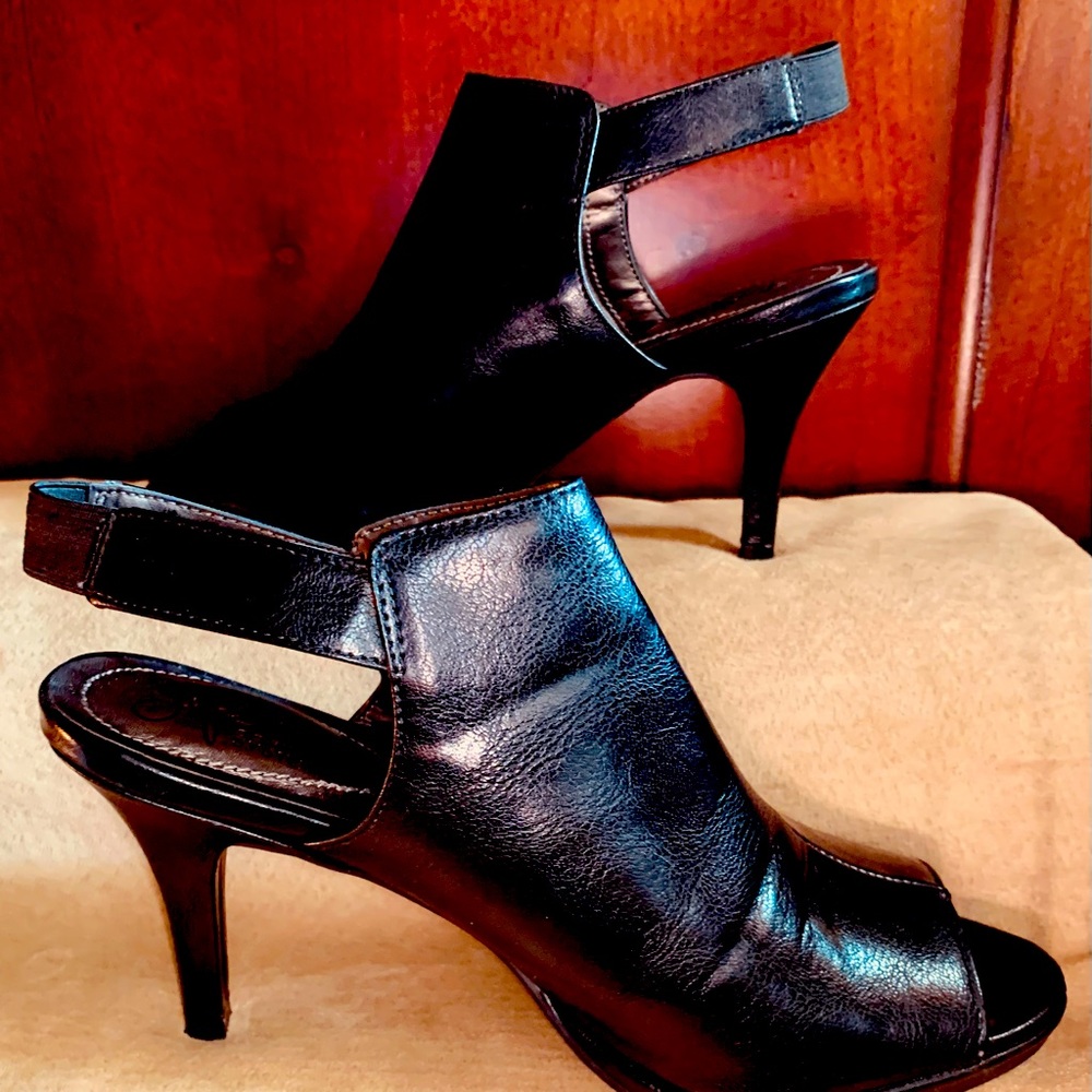 Lifestride slide on with heel strap.